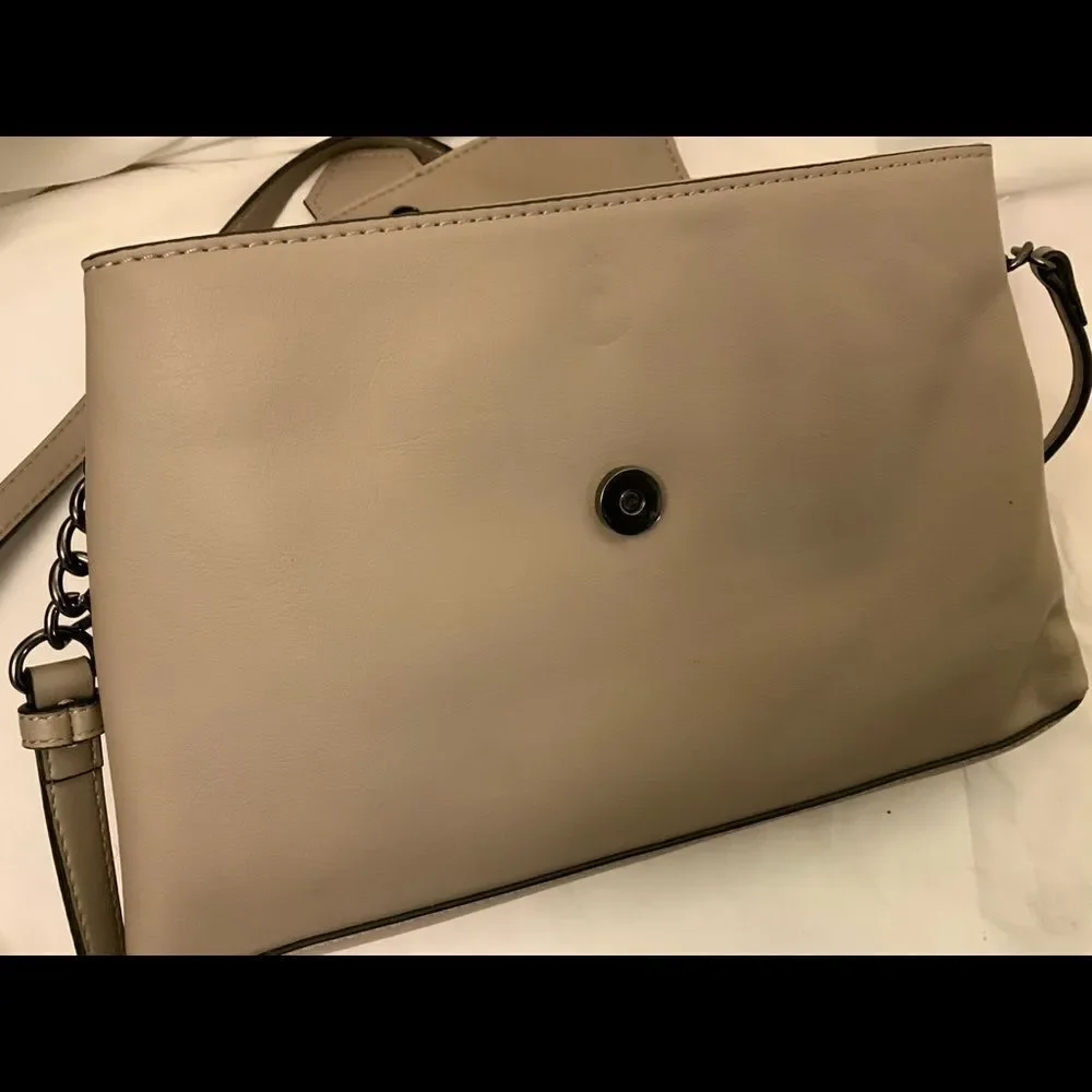 New Vera Wang Simply Vera Soft Pink Purse Hand Bag Shoulder Bag Faux leather